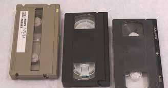 31.2. FOUTE VRIENDEN Foute vrienden van de M of MII U kunt de M en MII tape eventueel verwarren met de VHS of SVHS cassette (midden en rechts op de foto, deze hebben dezelfde grootte).