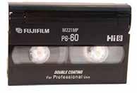 8mm 33.2. FOUTE VRIENDEN Foute vrienden van de Video8: Van links naar rechts: Hi8, Digital 8, VHS-Compact. Deze zijn allemaal ongeveer dezelfde grootte. Je kunt de Video8 herkennen aan het opschrift.