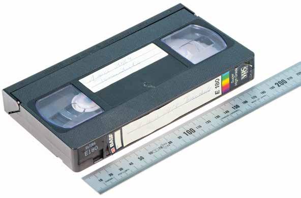 13. VHS 13.1. HERKENNEN VAN DE VHS VOORKOMENDE NAMEN SPOEL OF CASSETTE VOORKOMENDE FORMATEN VHS Cassette Groot: VHS (Standaard) 187 x 103 x 25 mm Klein: VHS-C (Compact) 92 x 58 x 20 mm Andere: -