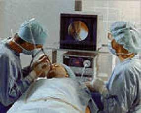Kijkend door de endoscoop die via de neusopening is ingebracht, kan de arts met speciale instrumenten de ontstoken sinussen open leggen.