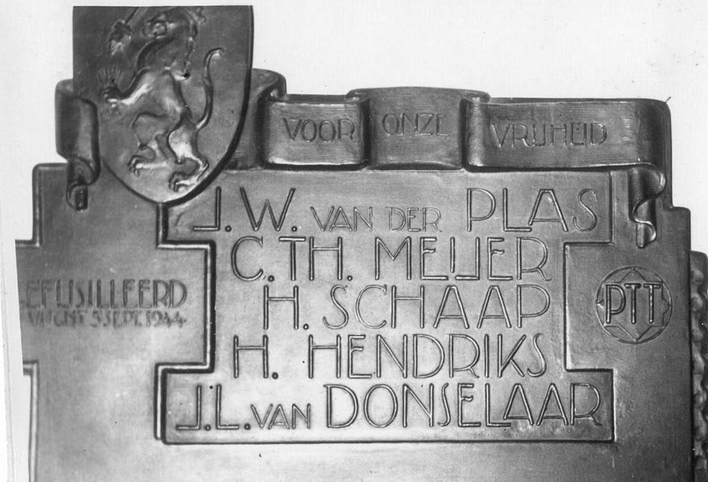 Ter herdenking: Plaquette met namen van PTTers die zijn omgekomen in Kamp Vught op 05-09-1944, bevindt zich in de telefooncentrale aan de Apeldoornsestraat in Arnhem.