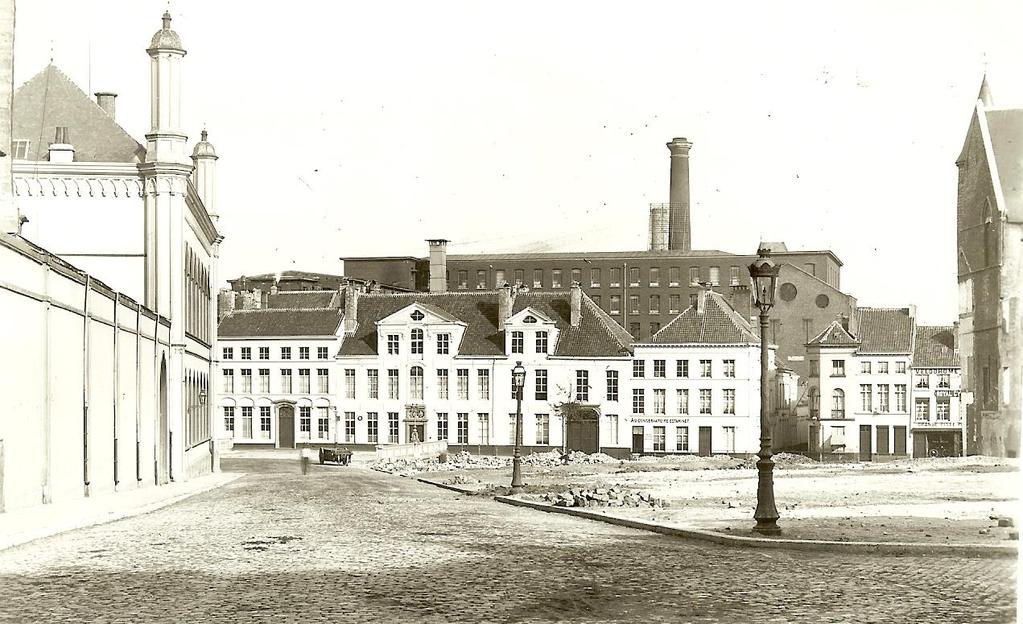 Mooi zicht op de Lousbergfabriek aan de Reep. Links het bisschoppelijk paleis die nog voorzien waren met de torentjes.