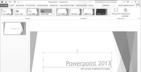 14 Basisboek PowerPoint 2016 en 2013 1.7 Een titeldia maken Een goede presentatie begint altijd met een titeldia waarin kort wordt aangegeven waar de presentatie over gaat.