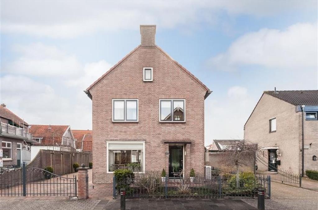 Huijgenlaan 1 3752 CC Bunschoten- Inleiding Spakenburg Op zichtlocatie aan een rustige weg nabij het centrum van Bunschoten staat dit VRIJSTAANDE WOONHUIS MET ROYALE WOONRUIMTE op 378 m² grond.