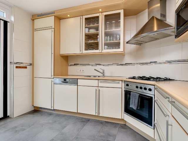 KEUKEN KEUKEN Moderne semi-open keuken aan de achterzijde van de woning gelegen