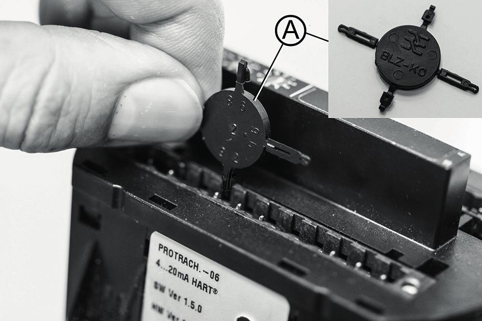 4 Monteren Fig. 5: Codeerpen in de elektronica plaatsen A Codeerpen op montagedrager 4.