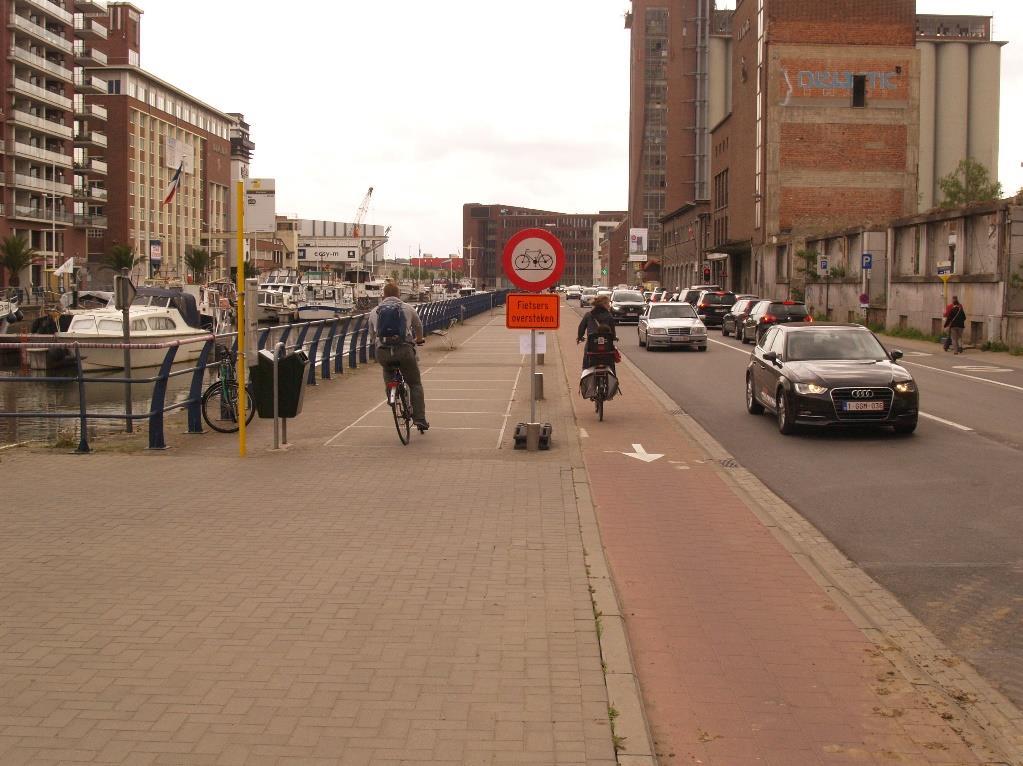Hoewel men ondertussen heeft aangegeven dat het fietspad naast de Vaart enkelrichting is, blijven toch veel fietsers die kant gebruiken in twee richtingen.