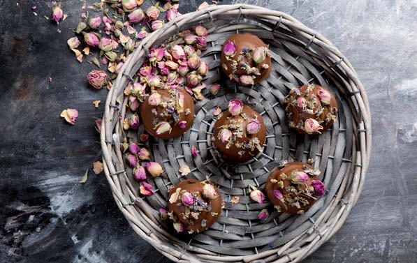 Tropicano Met Chocuise souplesse puur & Arlico trempeerlikeur rhum Rode Roos Met Chocuise souplesse puur Breng de basismassa op smaak met Arlico trempeerlikeur rhum en spuit een mooie bol op een