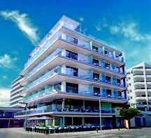 CALA MILLOR CALA RATJADA ALCUDIA MALLORCA allsun Hotel Amarac NNNN (PMI280) LIGGING: Door de boulevard gescheiden van het strand.