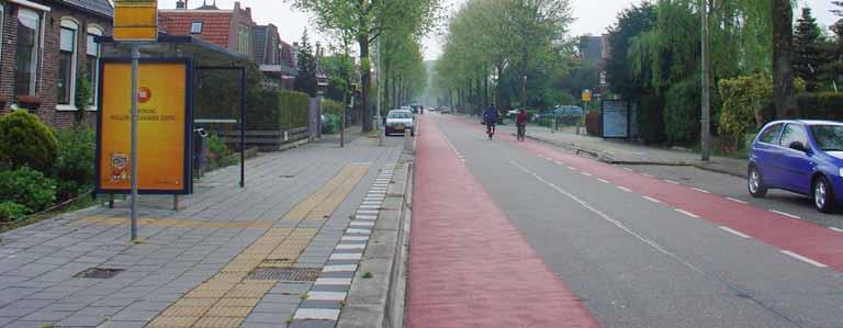 Categorie B Noorddammerlaan Amstelveen Binnen de bebouwde kom Drie jaar geleden is de weg ingericht met fietsstroken van 1,50 meter en een rijloper van 2,50 meter.
