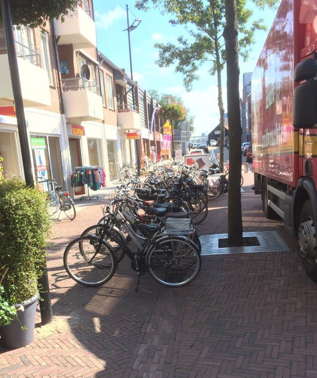 Los geparkeerde fietsen Varkensmarkt ter hoogte van Scapino,