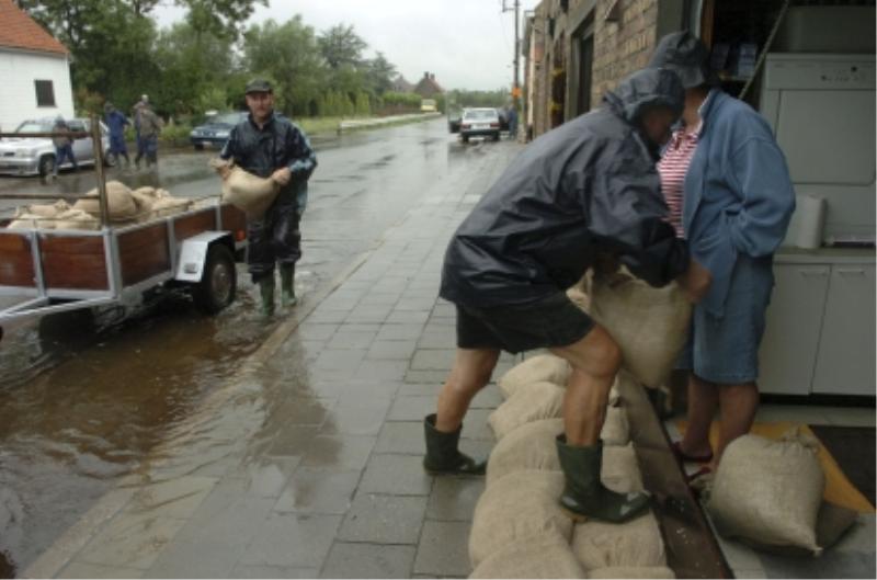 Overstromingen in België! rampenplan in werking gesteld en alle schade, die ze geleden hebben door acties werden gestuurd door het het water, wordt vergoed. ministerie van Binnenlandse Zaken.