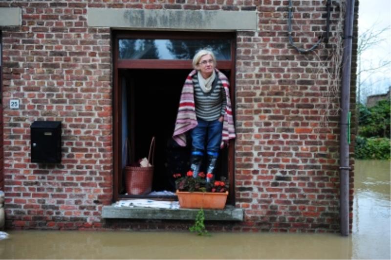 Overstromingen in België! plaatsen de grootste overstroming in weinig gras en aarde om het water op 50 jaar kregen? te slorpen.