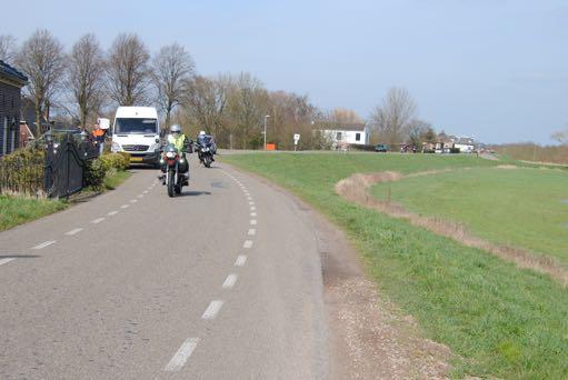 Plaats op de weg Artikel 3 van het Reglement Verkeersregels en Verkeerstekens: "Bestuurders zijn verplicht zoveel mogelijk rechts te houden. Oké, dat is duidelijk toch?