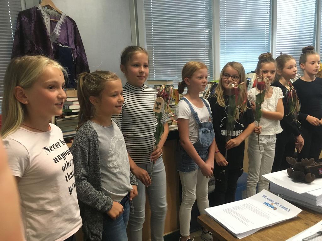 I NTERN Afscheid groep 8 Gisteren voerde groep 8 de afscheidsmusical op voor groep 3 t/m 8 en voor de ouders/familie. We hebben van jullie genoten groep 8! De avond op het Gymnasium was heel sfeervol.