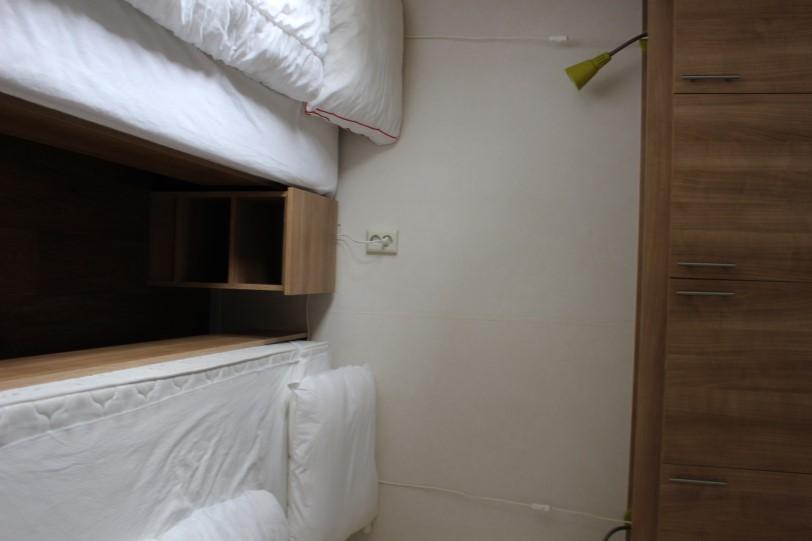 een slaapkamer met een stapelbed.