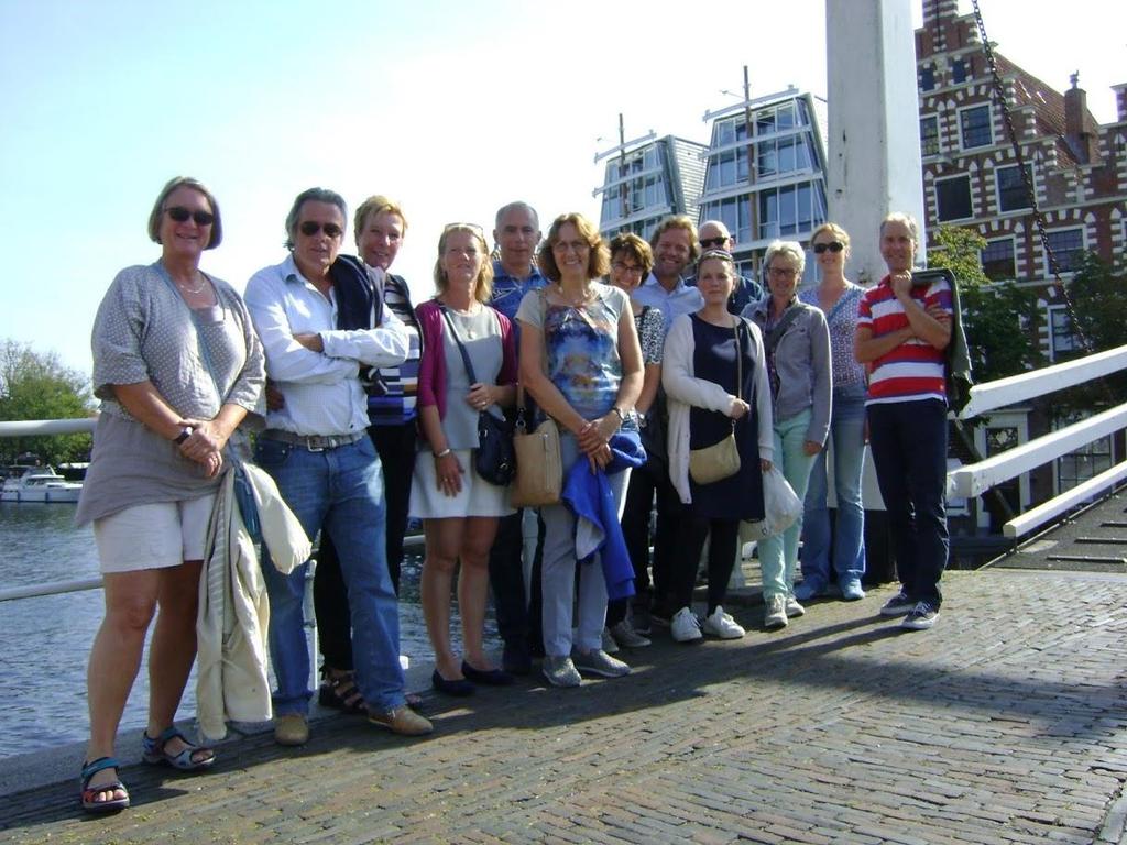 Nieuws uit de praktijk Praktijkuitje 24 september: Op zaterdag 24 september verzamelden alle collega s van Fysiotherapie Hofmijster zich op de Grote Markt in Haarlem.