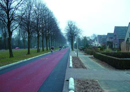 Type 4 Rijbaanscheiding Het streven om de positie van de fietser in het wegbeeld te versterken door hem meer middenop de rijloper te laten rijden, kan ook toegepast worden bij de onderscheiding van