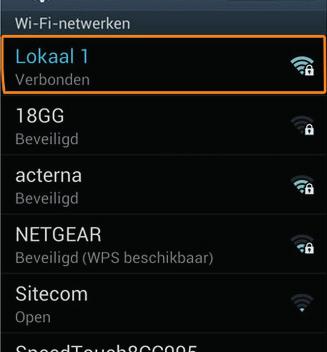 Je wifi-naam vind je op het kaartje onder de Connectbox.