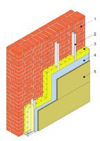 Oude gips- en kalkgebonden pleisterlagen aan de binnenzijde van de bestaande wand moeten worden verwijderd.