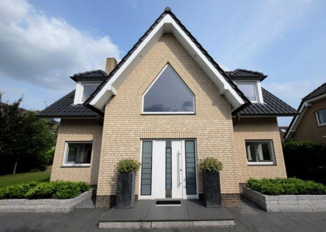 Objectbeschrijving Deze vrijstaande moderne woning met geothermische warmtepomp en veel luxe details, gelegen in een rustige woonwijk van Kranenburg.