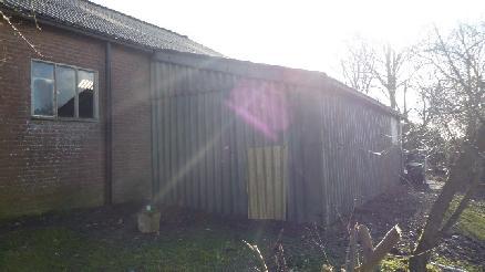 Geschroefd Hoeveelheid : 295 m² Risicoklasse : 2 Saneringsstrategie : Buitensanering Op het dak van de schuur en de garage liggen asbesthoudende golfplaten.