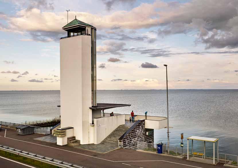 Het Monument op de plaats waar het laatste gat is gedicht is ontworpen door architect Dudok. De Afsluitdijk heeft bovendien een belangrijke militaire geschiedenis.