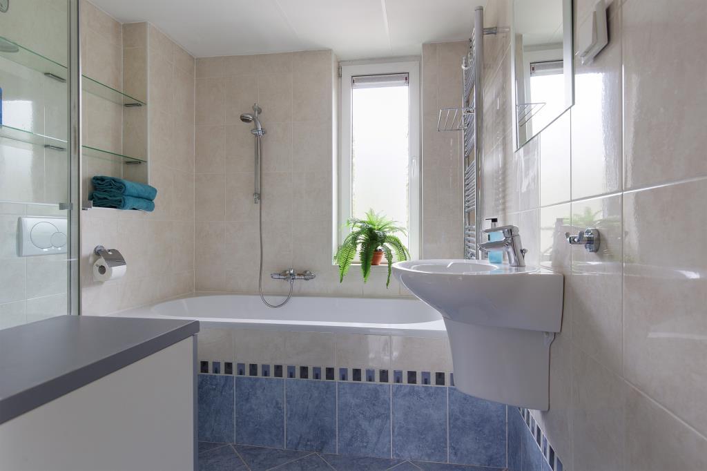 Badkamer Moderne badkamer uit 2007 met ligbad (extra groot formaat), separate hoekdouche met glazen