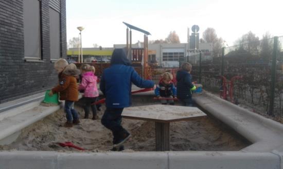 Ook binnen zitten wij niet stil. Vele kleurplaten zijn er gemaakt. Tijdens het thema : Wij vieren feest met Sinterklaas stond er een bed voor sinterklaas in de groep.