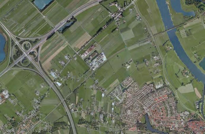 De Schipsweg vormt de grens tussen hogere gronden van de Veluwe en de ingepolderde komgronden.