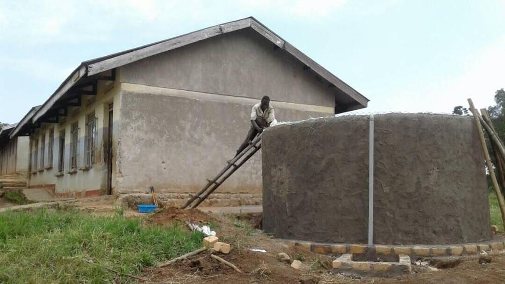 Naast schoon drinkwater is het ook erg belangrijk dat de leerlingen van scholen naar de wc kunnen tijdens de pauzes. Hieronder zie je dat de nieuwe wc s voor Birembo Primary school in aanbouw zijn.