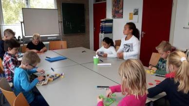 Op elke dinsdagmiddag gaan de pluskinderen van de bovenbouw naar Sine in Oudenbosch waar zij aan de slag gaan met ontdekkend en onderzoekend leren: toekomstgericht onderwijs.