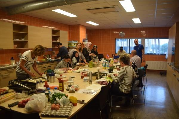Zo werd er met 55 personen, na uitleg over de Syrische en Nederlandse gerechten,