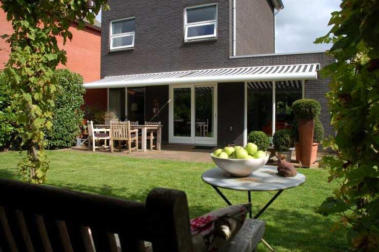 Rustige ligging Deze woning is gelegen aan het einde van de rustige Steenhuislaan, welke grenst aan het door bomen omzoomde Molenkanaal.