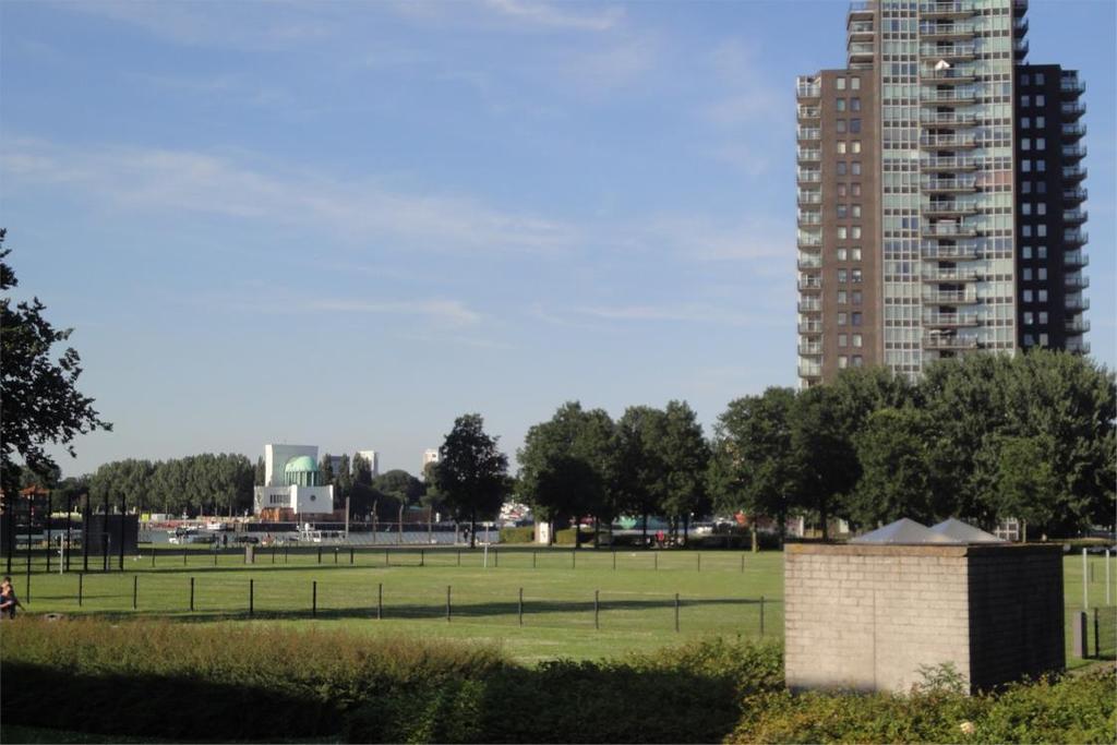 Omschrijving Centraal gelegen appartement in Oud-Charlois met uitzicht op de Maas. Een prima onderhouden 3-kamerappartement met serre en eigen berging op de eerste verdieping.