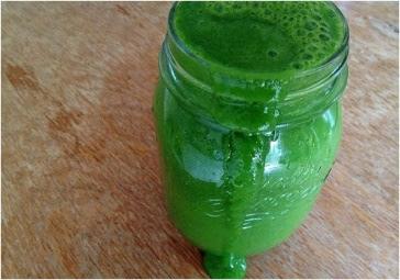 Groene Shake: Zoete detox shake 2 kiwi s 1 rijpe advocado 1 kleine stengel bleekselder 1 flinke hand spinazieblaadjes, gewassen 1 zachte medjouldadel 1 el lijnzaad 1 tl spirulina 200ml amandelmelk 1