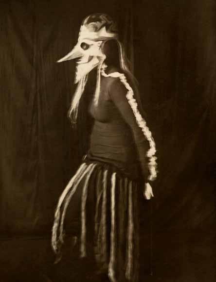 218 219 12.135 Gertrud Leistikow met het Afrikaanse dansmasker naar ontwerp van Hildo Krop, 1925.