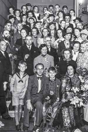 3.56 Gasten op de afscheidsreceptie van Gertrud Leistikow (met bloemen) voor haar vertrek naar Nederlands-Indië in de Stadsschouwburg, Amsterdam, 10 juli 1937.