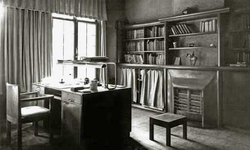 1 Ook Krop ontwierp in circa 1913 voor zijn eigen woning een linnenkast. Deze toont de voor hem zo karakteristieke gesneden decoratie in massief houten uitstekende delen.