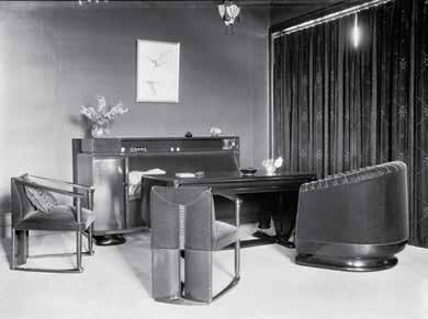 54 Michel de Klerk, damesstoel voor villa t Waerle in Arnhem, 1920, mahonie, gebeitst eiken en nieuwe trijp bekleding (weefsel met mohair pool, oorspronkelijke bekleding was waarschijnlijk