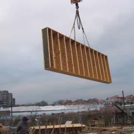 Houtskeletbouwelementen worden op maat vervaardigd in gespecialiseerde bedrijven. De op maat gemaakte wanden worden vervolgens op de werf gemonteerd.