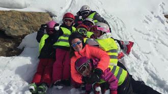 zwarte BUITEN SCHOOLVAKANTIE ski-initiatie voor kinderen van 3 t.e.m.