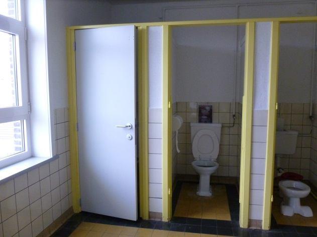 Gelijkvloers en verdieping 1 sanitair hoofdgebouw De toiletten worden ruimer gemaakt door de deur 10cm naar voren te brengen.