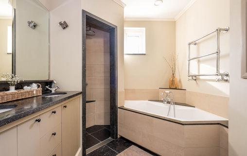 Badkamer: geheel betegeld en voorzien van een hangcloset, een badmeubel (met dubbele