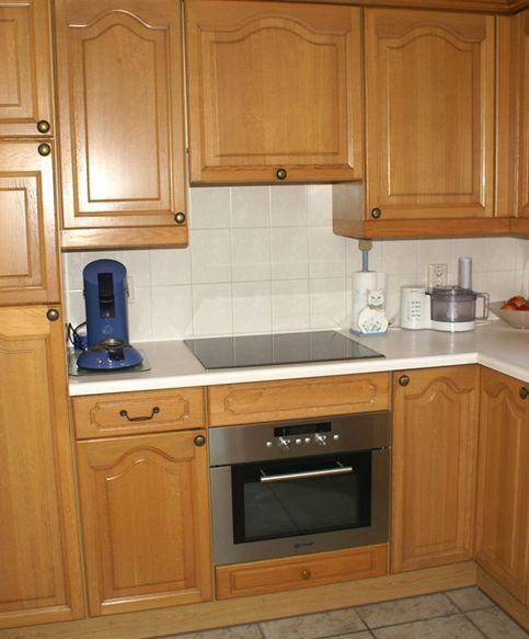 Keuken : Dichte keuken voorzien van koelkast, afzuigkap, combi oven- magnetron en inductie kookplaat.