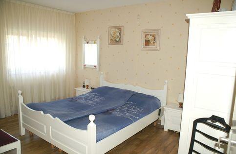 De slaapkamers zijn allen voorzien van een laminaatvloer, de wanden en plafonds zijn uitgevoerd met behang of stucwerk.