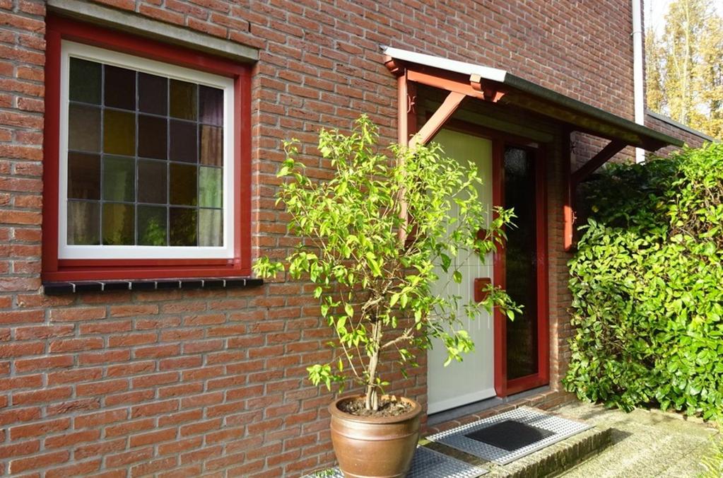 Goudenrood 24 6301 JM Valkenburg Inleiding Ruime vrijstaande woning met garage, carport, ruime L-vormige woonkamer met open haard en veel lichtinval, semi open