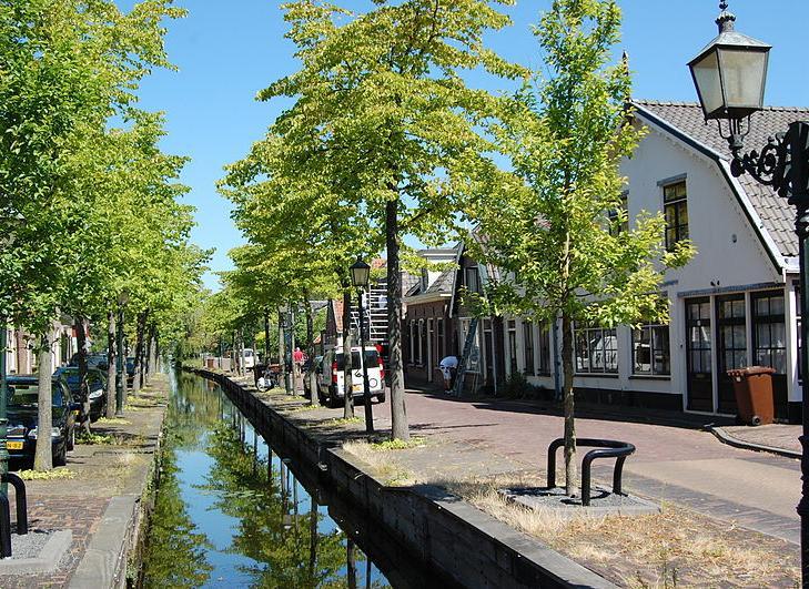 In Kamerik vindt u basisscholen, een bibliotheek, medische voorzieningen, cafés en restaurants en een aantal winkels. Harmelen Harmelen ligt tussen Utrecht en Woerden.