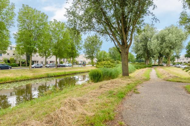 In een rustige en ruim opgezette straat in de directe omgeving van het vernieuwde winkelcentrum Westwijk ligt deze fijne eengezinswoning met zonnige achtertuin.