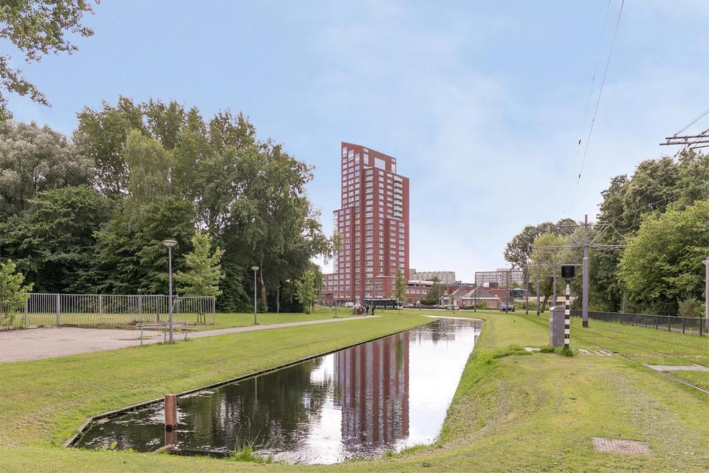 Omschrijving Luxe en modern afgewerkt 3 kamer appartement met 20 m2 dakterras, eigen parkeerplaats en een briljant 180 uitzicht over de skyline van Rotterdam.